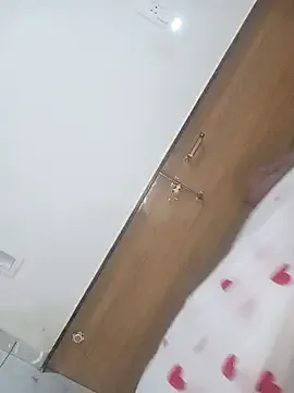 roouse – webcam model profile photo Image 5