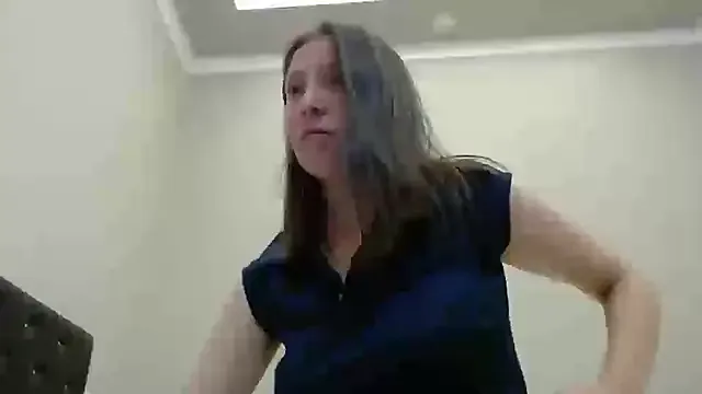 Awesomelusty – webcam model profile photo Image 5