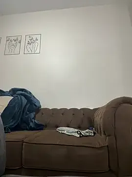 roouse – webcam model profile photo Image 2