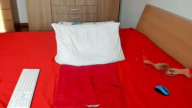 Awesomelusty – webcam model profile photo Image 9