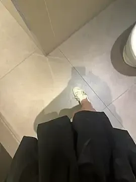 roouse – webcam model profile photo Image 17