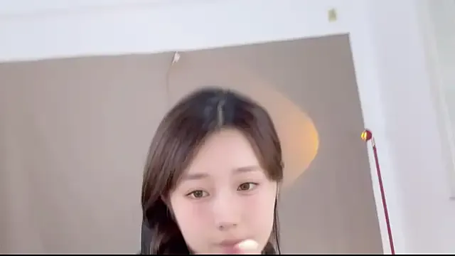 AdeleWood – webcam model profile photo Image 11