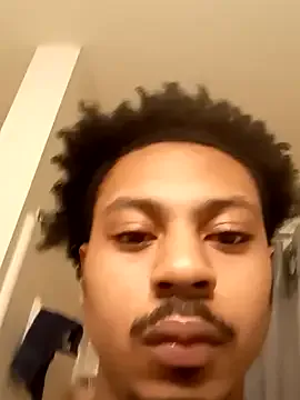 roouse – webcam model profile photo Image 6