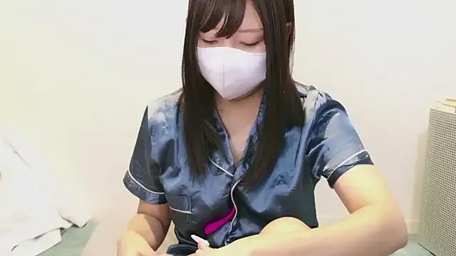 roouse – webcam model profile photo Image 5